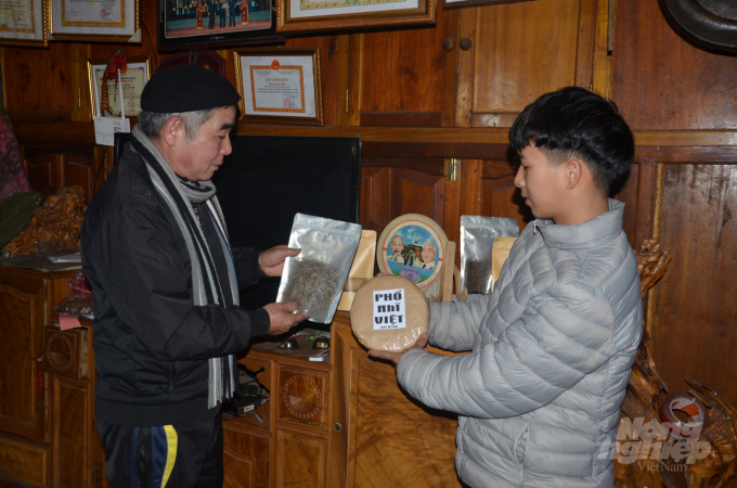 Mr. Minh and his grandson introducing the family's Snow Shan tea product. Photo: Dao Thanh.