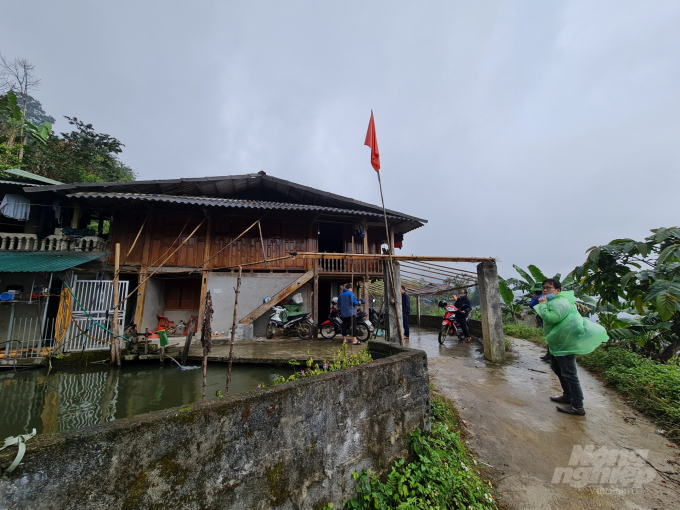 It was raining heavily on our way to the family of Mr. Dang Van Tai - Mr. Minh's younger brother. Photo: Dao Thanh.