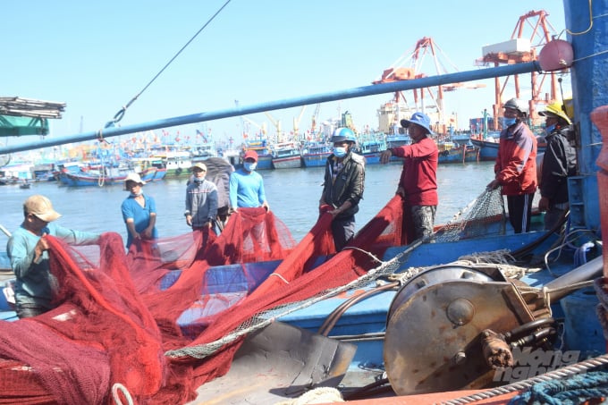 Ngư dân Bình Định sửa soạn ngư lưới cụ chuẩn bị cho chuyến biển xuyên Tết Nhâm Dần 2022. Ảnh: V.Đ.T