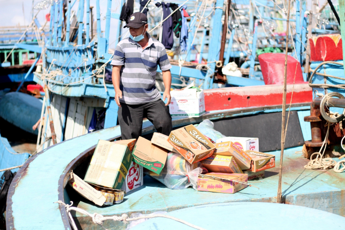 Ngư dân chuyển lương thực, thực phẩm xuống tàu trong chuyến biển xuyên Tết. Ảnh: V.Đ.T