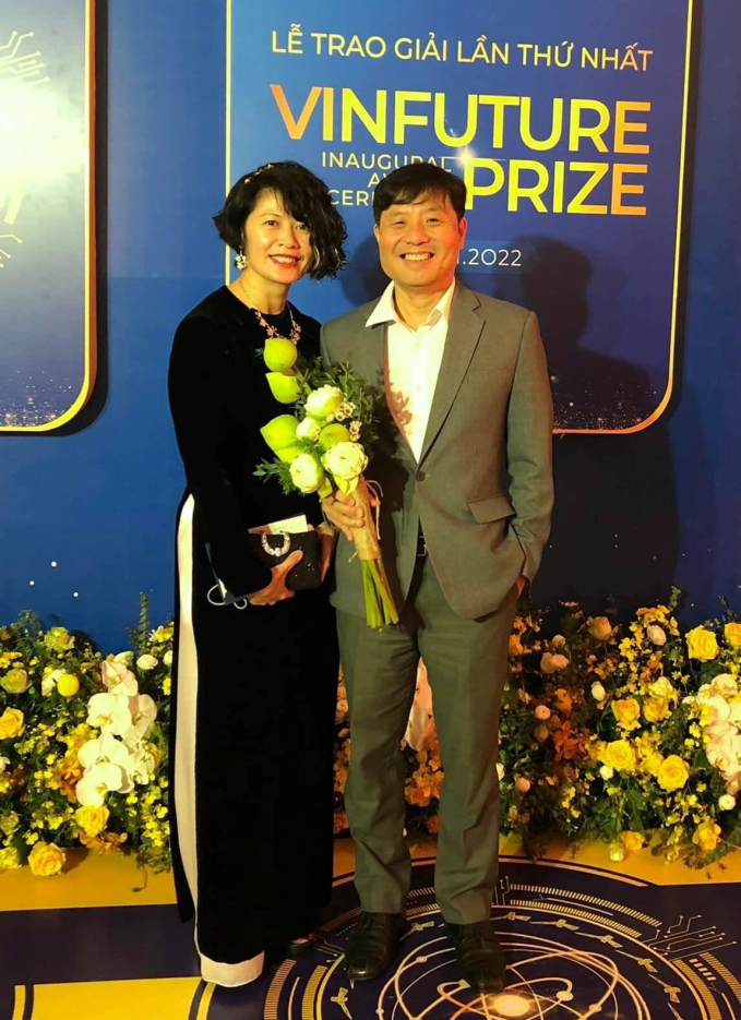 Giáo sư Vũ Hà Văn và vợ tại lễ trao giải thưởng VinFuture đêm 20/1.