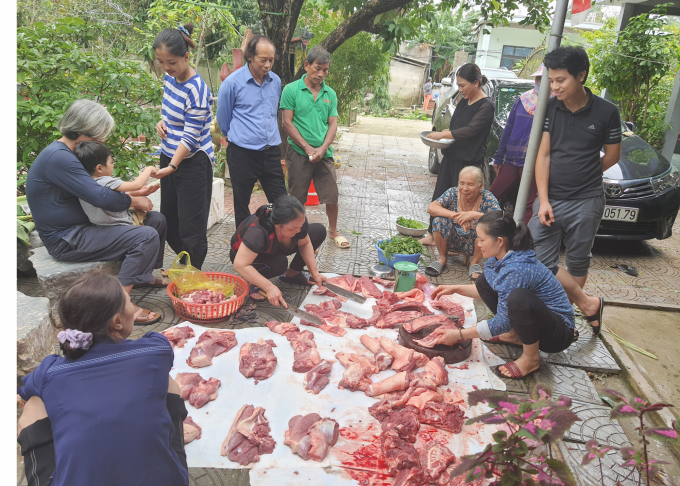 Cuối năm, nhiều nhà chung nhau mổ lợn để ăn Tết như cách thắt chặt thêm tình làng nghĩa xóm. Ảnh: TP.