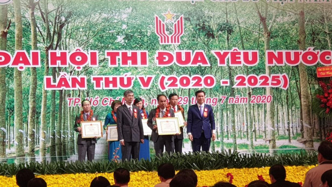 Ông Võ Toàn Thắng (giữa) Tổng Giám đốc Công ty đón nhận khen thưởng tại Đại hội Thi đua yêu nước. Ảnh: NVCC.