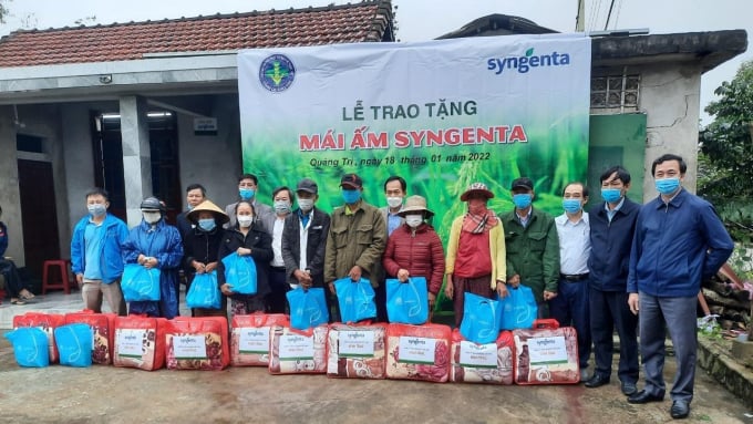 Công ty Syngenta trao tặng quà cho nông dân nghèo tại Quảng Trị.