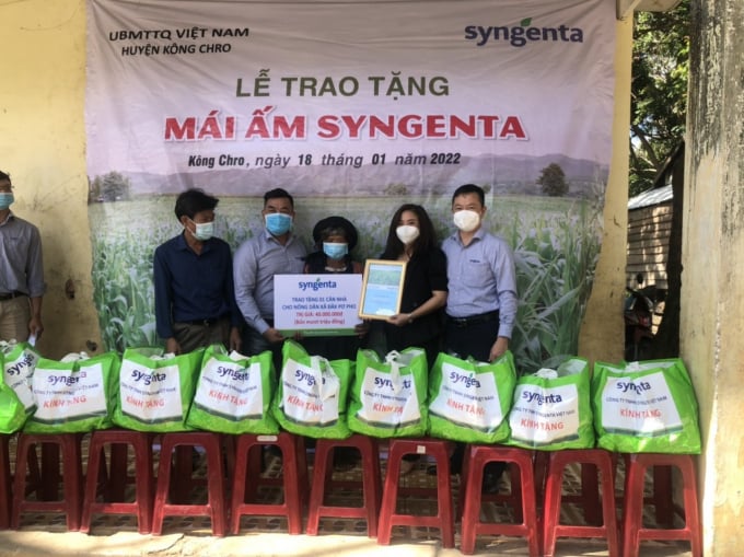Đại diện Công ty TNHH Syngenta Việt Nam trao tặng nhà cho nông dân tại Gia Lai.
