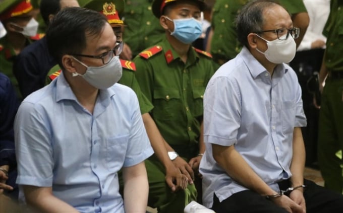Ông Tất Thành Cang- cựu Phó Bí thư Thành ủy TP.HCM (bên phải) bị xử tội bởi những sai phạm trong thời gian giữ cương vị lãnh đạo.