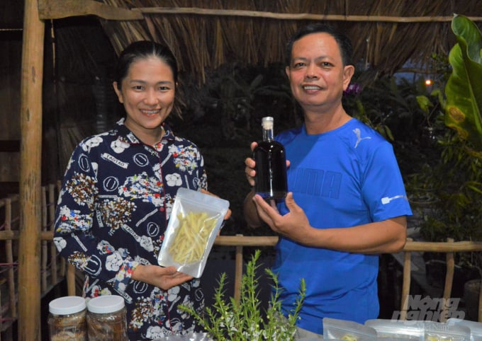 Anh Nguyễn Quốc Nam cùng bà xã Nam Khanh giới thiệu các sản phẩm của địa phương vùng U Minh Thượng. Ảnh: Trung Chánh.