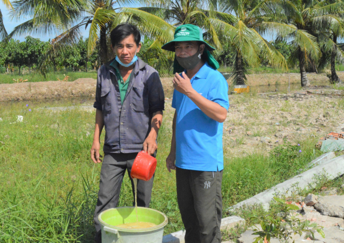 Anh Nguyễn Quốc Nam (bên phải) đã dành nhiều thời gian truyền đạt, chia sẻ cách làm IMO ở vùng U Minh Thượng. Ảnh: Trung Chánh.