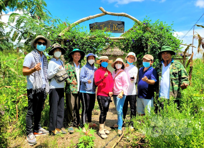 Anh Nguyễn Quốc Nam (thứ 3, từ trái qua) cùng các thành viên thực hiện dự án tại khu vườn rừng, trồng các loại cây bản địa và cây dược liệu để thu hoạch, chế biến thuốc Nam. Ảnh: Trung Chánh.