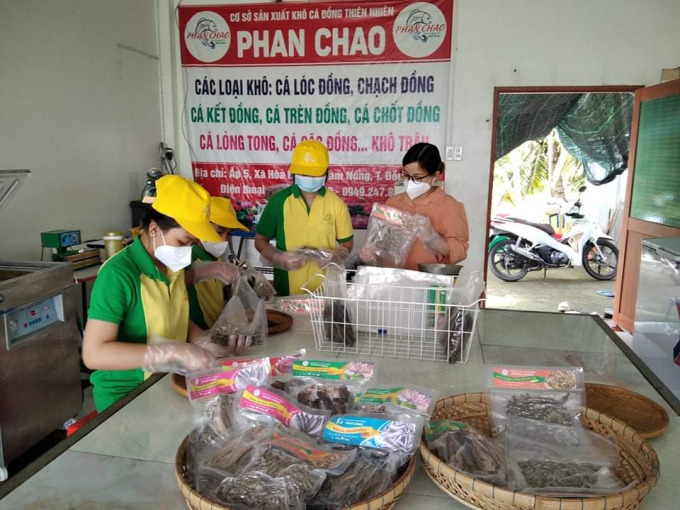 Sản phẩm khô cá đồng của cơ sở Phan Chao chuẩn bị hàng phục vụ Tết. Ảnh: Trọng Trung.