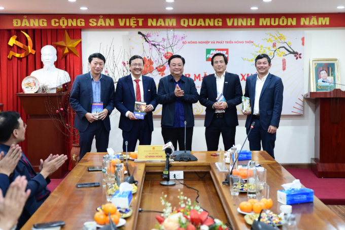 Bộ trưởng Lê Minh Hoan (giữa) thăm và chúc Tết Báo Nông nghiệp Việt Nam. Ảnh: Tùng Đinh.