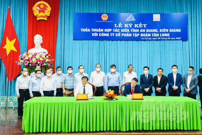 Tập đoàn Tân Long ký kết thỏa thuận hợp tác với UBND tỉnh An Giang, Kiên Giang xây dựng vùng lúa gạo chất lượng cao. Ảnh: Lê Hoàng Vũ.