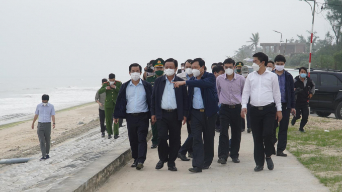 Bộ trưởng Lê Minh Hoan và Đoàn công tác Bộ NN-PTNT kiểm tra tình hình đê kè ven biển tỉnh Thừa Thiên - Huế. Ảnh: T.T.