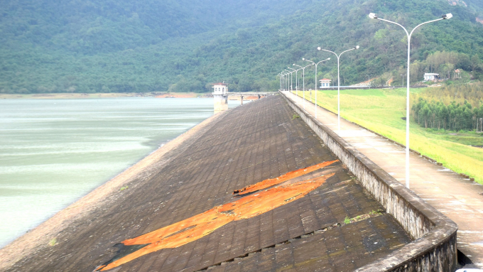 Hồ chứa nước Núi Một ở xã Nhơn Tân (Thị xã An Nhơn, Bình Định) vẫn còn đầy nước. Ảnh: V.Đ.T.