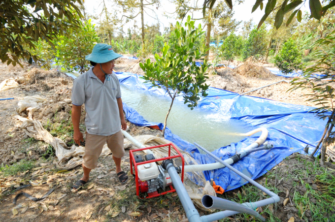 Nông dân các tỉnh ĐBSCL nói chung, Sóc Trăng nói riêng đang tích cực, chủ động trữ ngọt nhằm ứng phó với nguy cơ hạn, mặn thời gian tới. Ảnh: NNVN.