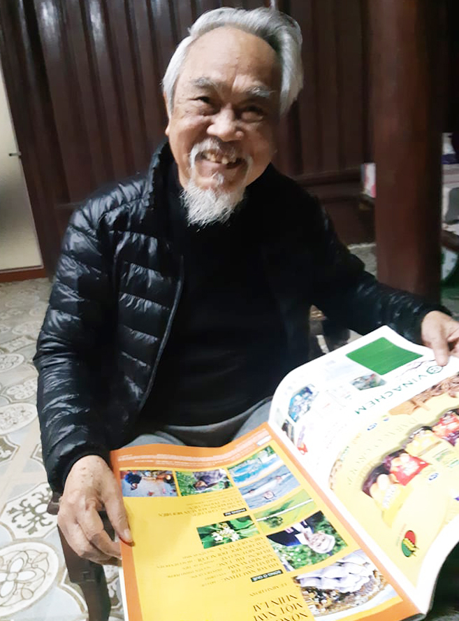 Nhà thơ Ngọc Bái ở tuổi 79, đang đọc báo NNVN Tết Nhâm Dần. Ảnh: Thái Sinh.