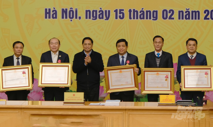 Thủ tướng Phạm Minh Chính trao Huân chương Lao động hạng Ba cho tập thể và cá nhân có thành tích xuất sắc trong thực hiện Nghị quyết 13. Ảnh: Bảo Thắng.