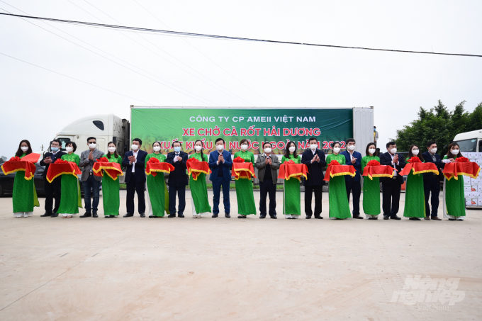 Minister of Agriculture and Rural Development Le Minh Hoan, Secretary of Hai Duong Provincial Party Committee Pham Xuan Thang and delegates cut the export ribbon for the first new year carrot container of Ameii Vietnam Joint Stock Company. Photo: Tung Dinh.