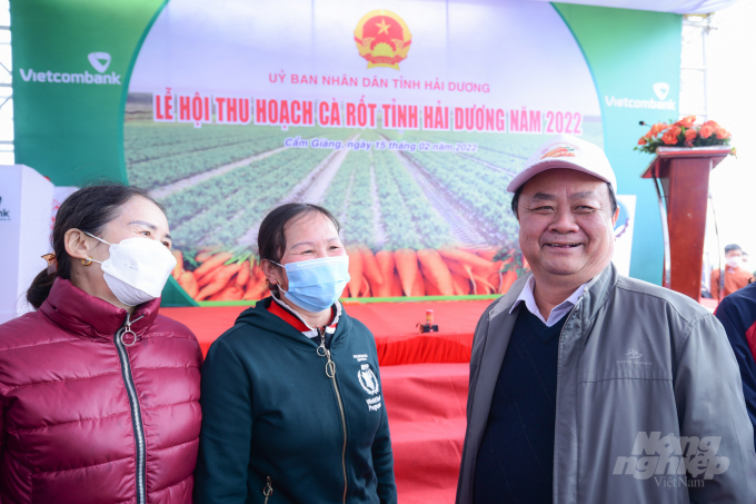 Minister of Agriculture and Rural Development Le Minh Hoan talking with Hai Duong carrot farmers. Photo: Tung Dinh.