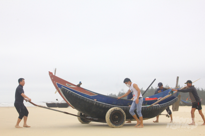 Năm nay do thời tiết những ngày đầu năm không thuận lợi nên ngư dân vùng bãi ngang Quảng Trị 'mở biển' muộn hơn so với những năm trước. Ảnh: CĐ.