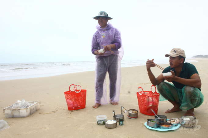Bữa cơm vội ngay tại bờ biển của những ngư dân vùng bãi ngang Quảng Trị. Ảnh: CĐ.