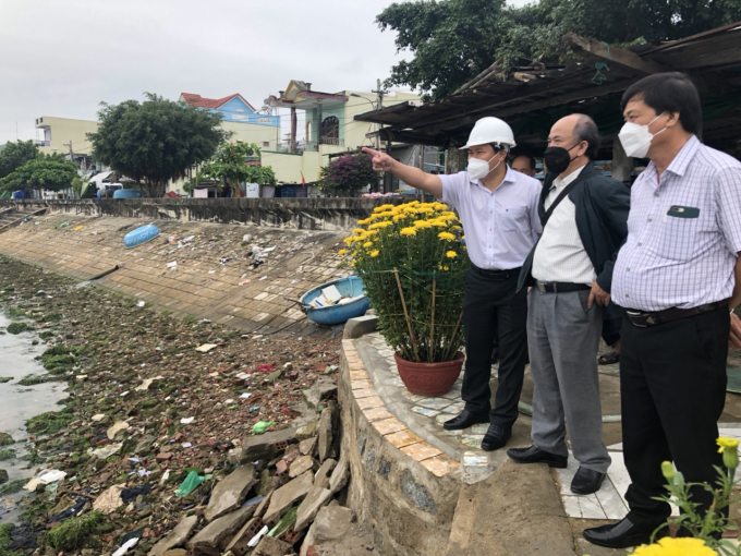 The MARD delegation inspects Sa Huynh fishing port (Duc Pho town, Quang Ngai province). Photo: V.H.
