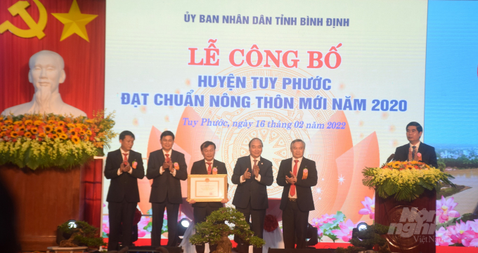 Chủ tịch nước Nguyễn Xuân Phúc trao Bằng công nhận huyện Tuy Phước (Bình Định) đạt chuẩn nông thôn mới. Ảnh: V.Đ.T.