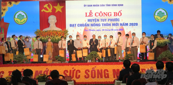 Chủ tịch nước Nguyễn Xuân Phúc trao quà cho những nông dân tiêu biểu của huyện Tuy Phước (Bình Định). Ảnh: V.Đ.T.