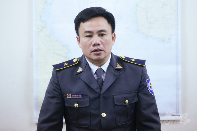 Ông Nguyễn Phú Quốc, Phó Cục trưởng Cục Kiểm ngư trao đổi về nhiệm vụ tuần tra với các thành viên Chi cục Kiểm ngư Vùng I trước khi xuất quân. Ảnh: Tùng Đinh.