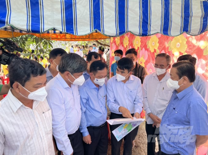 Bộ trưởng Lê Minh Hoan (ngoài cùng bên phải) tham quan các địa phương sản xuất lúa - tôm tại Bạc Liêu. Ảnh: Trọng Linh.