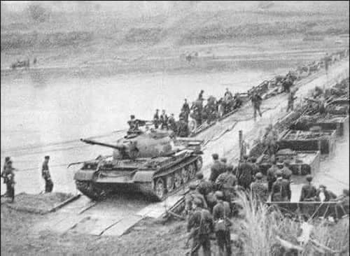 Xe tăng Trung Quốc vượt sông sang đánh chiếm Lào Cai. Ảnh: FB Phạm Ngọc Triển.
