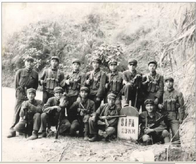 Lính Trung Quốc đánh lên cây số 23 Sa Pa. Ảnh: FB Phạm Ngọc Triển. 