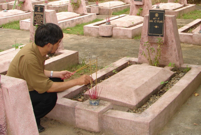 Tác giả thắp hương cho những liệt sĩ hy sinh trong cuộc chiến biên giới tháng 2/1979 tại nghĩa trang Duyên Hải (Lào Cai). Ảnh: Quốc Hồng.