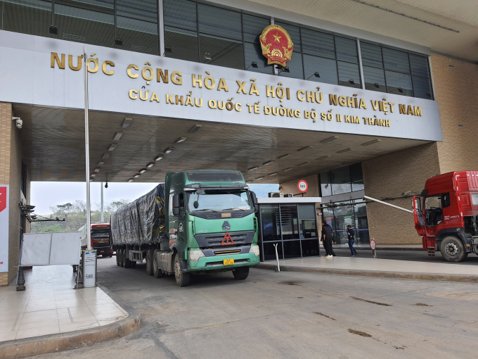 Xe nông sản của Việt Nam xuất khẩu sang Trung Quốc qua cửa khẩu Kim Thành tỉnh Lào Cai. Ảnh: H.Đ