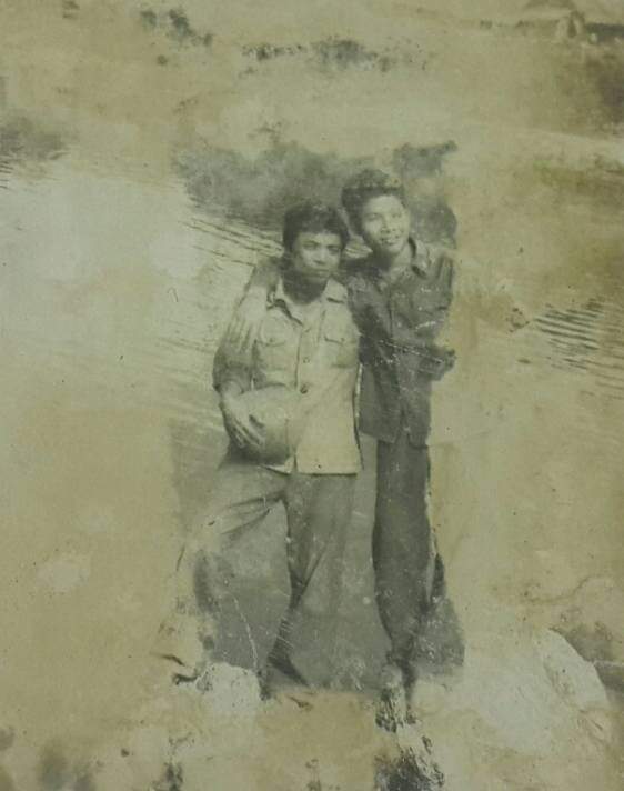 Tác giả (bên trái) chụp ảnh kỷ niệm cùng ca sĩ Trần Tựa ngày ra quân, chụp dưới lòng một con suối ở vùng núi phía Bắc. Ảnh: TL.