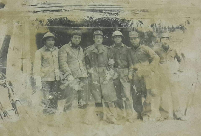 Tác giả (thứ 2 từ trái sang) cùng tốp bạn hạ sĩ quan đại đội quân y trên Đồng Mỏ (Chi Lăng, Lạng Sơn). Ảnh: TL.