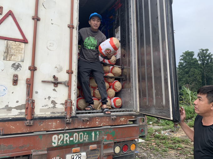 Lái xe lạnh chở mít lo lắng vì đã chờ nhiều ngày nhưng chưa thể xuất hàng sang Trung Quốc. Ảnh: H.Đ