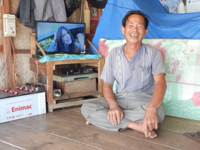 Ông Minh kể, có vài lần ông đã bị mấy nhóm đàn ông đến tận bè đe dọa ông 'đừng xía vào chuyện làm ăn của người khác, đừng lo 'chuyện bao đồng' nữa, nếu không có ngày cả bè chìm luôn xuống lòng hồ', nhưng ông chẳng sợ. Ảnh: Phúc Lập.