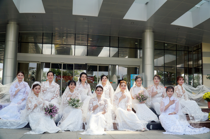 Những cô dâu xinh đẹp trong bộ váy cưới trắng của nhà tạo mẫu Minh Hạnh. Ảnh: Nguyễn Thủy.