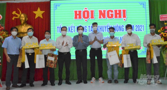 Tổng Giám đốc Công ty TNHH Xuân Phương Kiên Giang (thứ tư từ trái qua) tặng quà cho các nông dân tham gia chương trình khuyến nông, hợp tác xây dựng phát triển cánh đồng lớn hiệu quả. Ảnh: Trung Chánh.