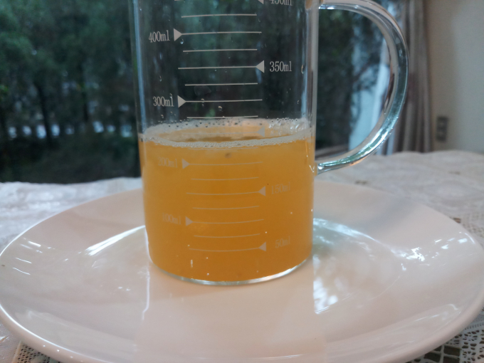 Chỉ 1 quả cam ở trang trại của chị Đoàn Thị Hòa nhưng có thể vắt được 230 ml nước. Ảnh: Thu Hương.