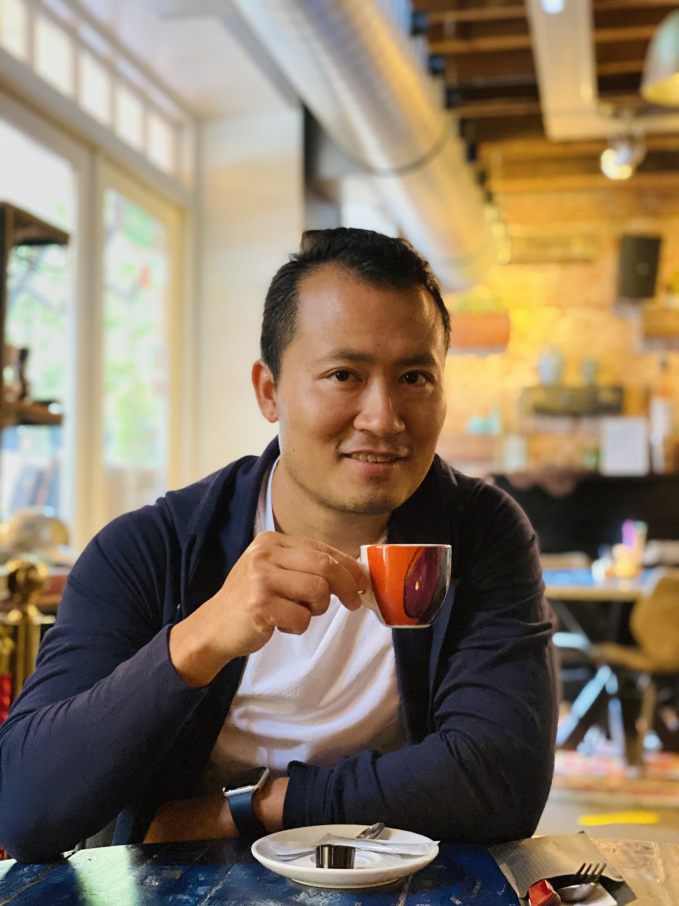 Tác giả thưởng thức cà phê Việt Nam tại Hà Lan.