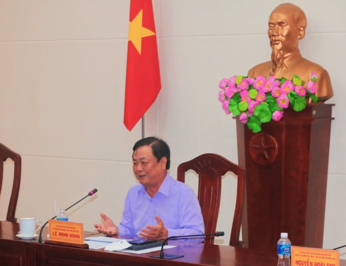 Minister Le Minh Hoan said that a revolution is needed to reorganize the dragon fruit production. Photo: KS.