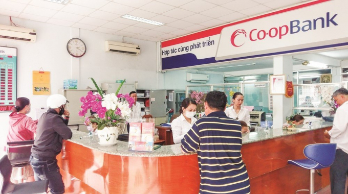 Hoạt động giao dịch tại Co-op Bank.