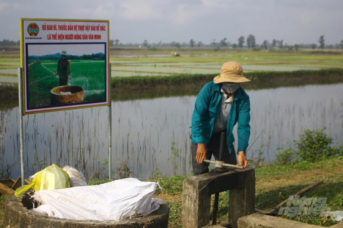 Nông dân điều tiết nước để tiêu úng cho đồng ruộng. Ảnh: CĐ.