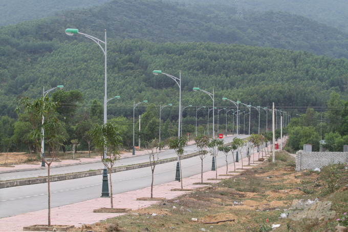 Tuyến đường chưa đến 500m nhưng Liên danh Công ty TNHH Thanh Thành Đạt và Công ty Cổ phần Xây dựng và tư vấn thiết kế đường bộ Nghệ An cần đến 6 năm mới hoàn thành. Ảnh: Việt Khánh.