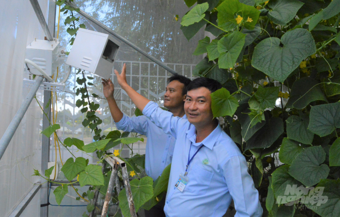 Ông Võ Xuân Tân (bên phải), Giám đốc Trung tâm Khuyến nông và Dịch vụ nông nghiệp tỉnh Hậu Giang cùng cán bộ kỹ thuật kiểm tra thiết bị Auto TimeLapse ứng dụng trong mô hình sản xuất rau màu công nghệ cao. Ảnh: Trung Chánh.