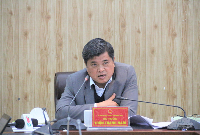Thứ trưởng Trần Thanh Nam cho rằng các chính sách xoay quanh việc hỗ trợ trực tiếp cho công tác sản xuất nông nghiệp và chính sách hỗ trợ phát triển kinh tế nông nghiệp còn thiếu rất nhiều và rất cần được nghiên cứu thêm. Ảnh: Phạm Hiếu.
