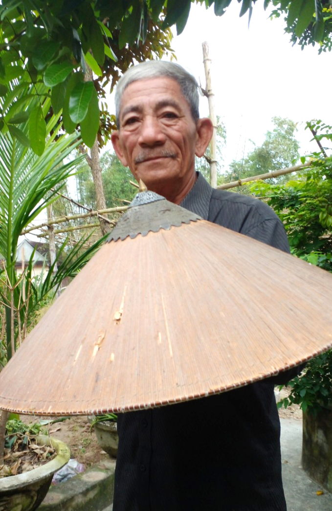 Ngày xưa người có tước vị từ xã trưởng trở lên thì mới đội nón ngựa có chụp chóp bằng đồng hay bạc chạm trổ hình long, lân, quy, phụng. Ảnh: NVCC.