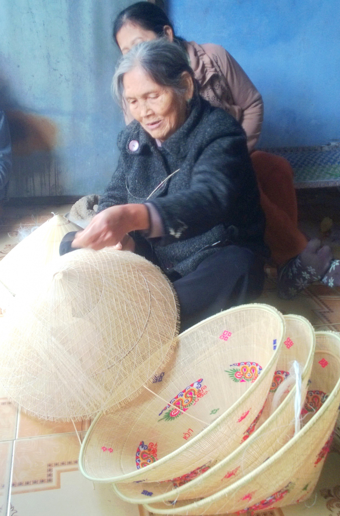 Cụ Trần Thị Kéo, một nghệ nhân cao niên ở làng Phú Gia vẫn đang miệt mài theo nghề chằm nón ngựa. Ảnh: NVCC.